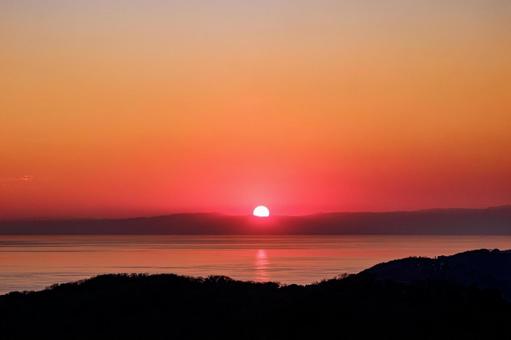 ［背景・イメージ］海に沈む太陽の写真