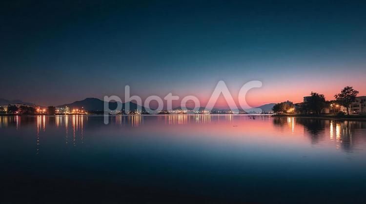 美しい夕焼けと湖畔の明かり 夕暮れ,夜景,湖の写真素材