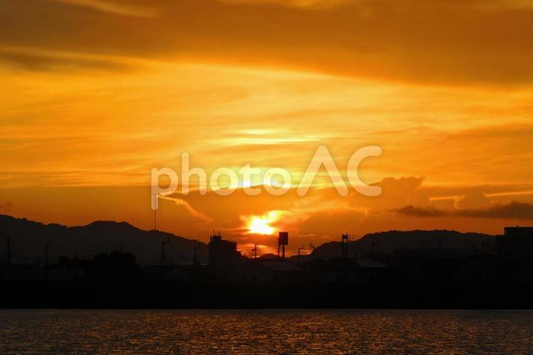 ７月下旬の野田池からの日の出 背景,日の出,太陽の写真素材