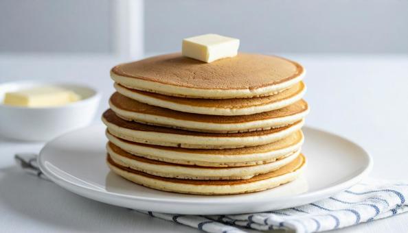 シンプルなパンケーキとバター シンプルなパンケーキとバターの写真