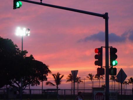 真っ赤な夕焼け空と信号(ハワイ) 真っ赤な夕焼け空と信号(ハワイ)の写真