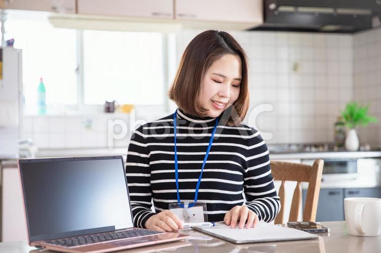 在宅勤務　テレワーク　働く 女性,テレワーク,リモートワークの写真素材