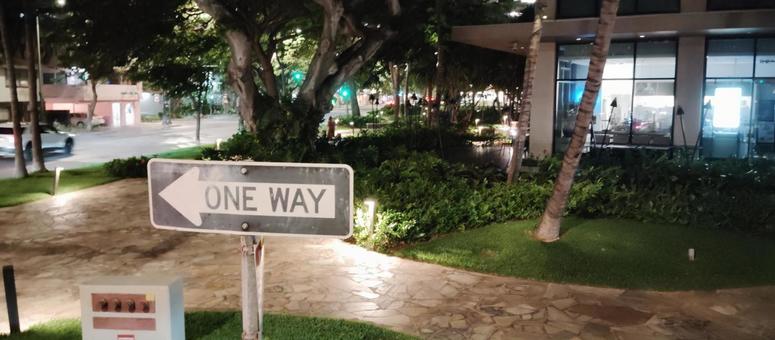 ハワイの夜道と一方通行の標識 ハワイの夜道と一方通行の標識 ハワイ,ワイキキ,夜の写真素材