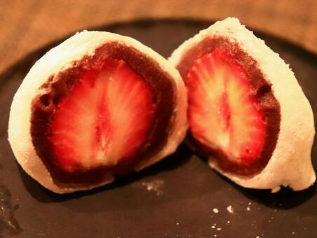 カットしたいちご大福 いちご,スイーツ,お菓子の写真素材