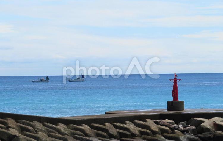 灯台と船と海２ 灯台,船,海の写真素材