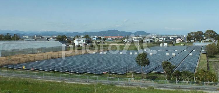 太陽光発電のパネルがたくさん並ぶ風景 太陽光発電,太陽光パネル,ソーラーパネルの写真素材