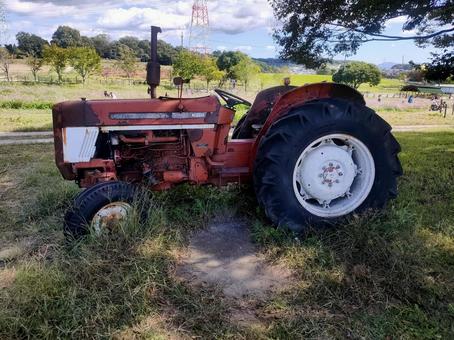 古いトラクター トラクター,乗り物,風景の写真素材