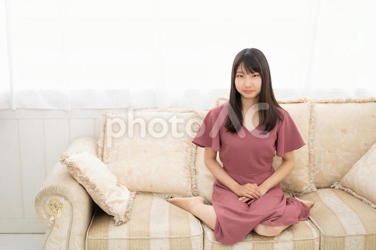 ソファーに座っている20代の女性 女性,人物,日本人の写真素材