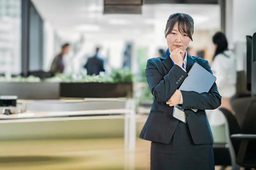 悩むビジネスウーマン 悩むビジネスウーマン 女性,ビジネスウーマン,社会人の写真素材