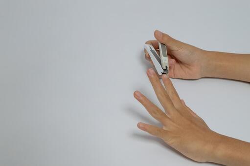 爪切りを使って指の爪を手入れする手元 爪切り,爪,ネイルケアの写真素材