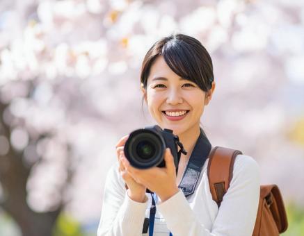 春の風景を撮影するカメラ女子 春の風景を撮影するカメラ女子の写真