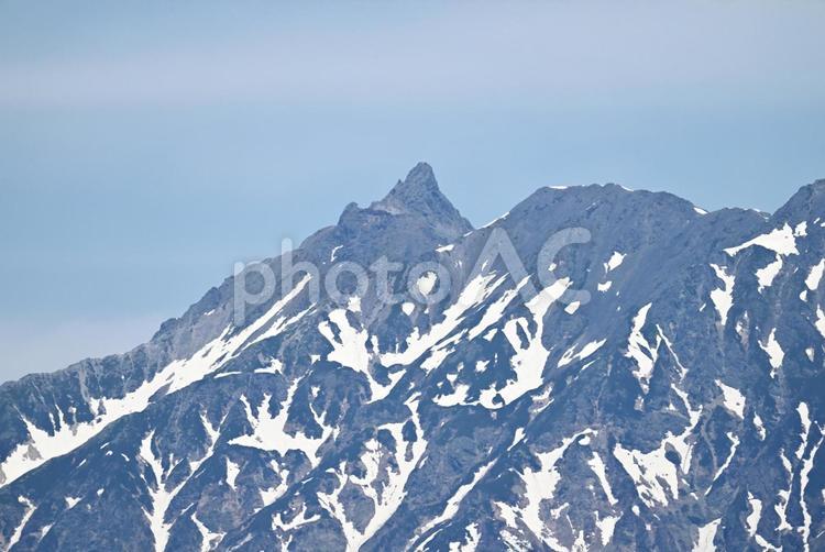 ６月初旬の槍ヶ岳と槍ヶ岳山荘 登山,雪山,北アルプスの写真素材