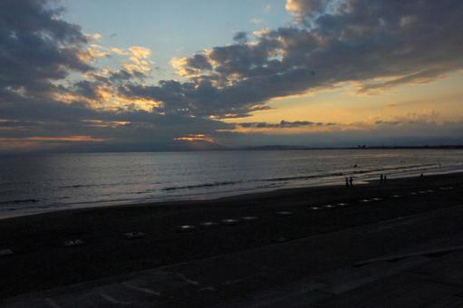 夕暮れの海岸 夕暮れの海岸の写真