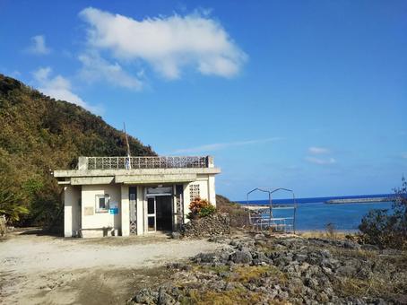 海辺の古びた診療所(Dr.コトー診療所) 海辺の古びた診療所(Dr.コトー診療所) 与那国島,建物,海の写真素材