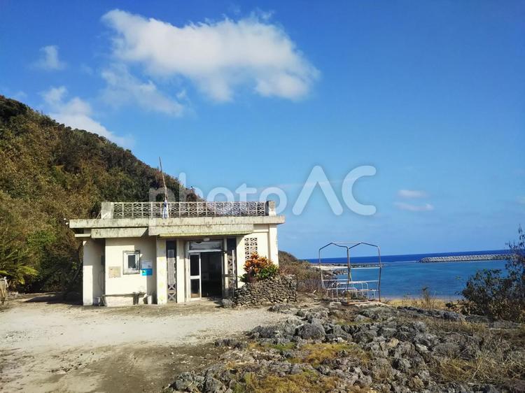 海辺の古びた診療所（Dr.コトー診療所） 与那国島,建物,海の写真素材
