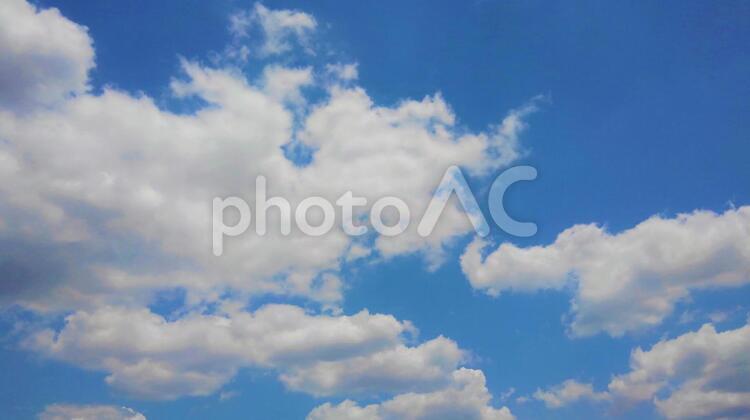 青空と白い雲（初夏）２ テクスチャ,背景,空の写真素材