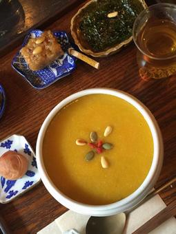 かぼちゃスープと小鉢の並んだ定食 かぼちゃスープと小鉢の並んだ定食 スープ,かぼちゃ,かぼちゃスープの写真素材