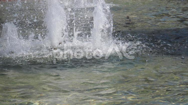 夏の風景 公園の噴水から飛び出る水しぶき 涼し気,公園,噴水の写真素材