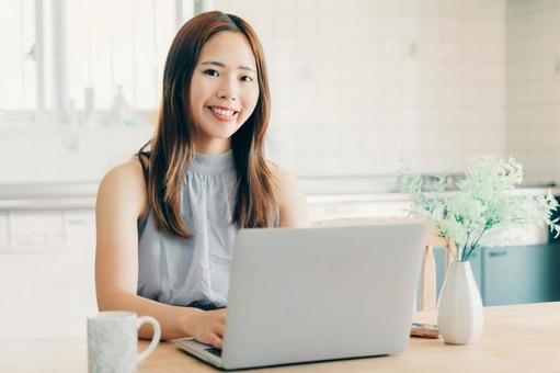パソコンでテレワークする女性　 女性,パソコン,ビジネスの写真素材