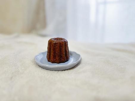 お皿にのったカヌレ カヌレ,お菓子,食べ物の写真素材
