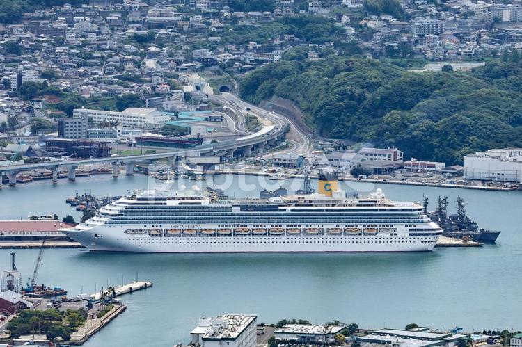 佐世保港に停泊する豪華客船 佐世保港,客船,佐世保港国際ターミナルの写真素材