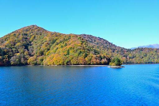 奥日光の紅葉（中禅寺湖、男体山） 紅葉,秋,風景の写真素材