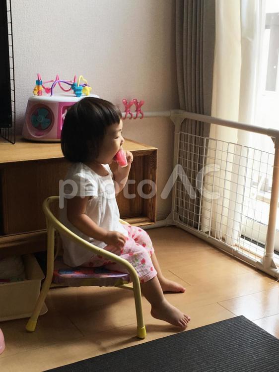 豆イスに座ってアイスをかじる子供 豆イス,アイス,子供の写真素材