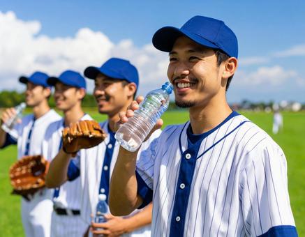 熱中症予防の給水タイム・夏の草野球練習 熱中症予防の給水タイム・夏の草野球練習の写真