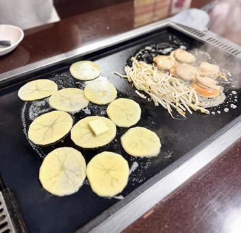 ポテトとホタテともやしの鉄板焼き ポテトとホタテともやしの鉄板焼きの写真