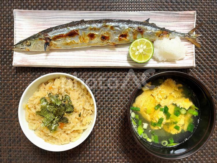 秋刀魚の塩焼と炊き込みご飯と卵のおすまし 料理,和食,手料理の写真素材