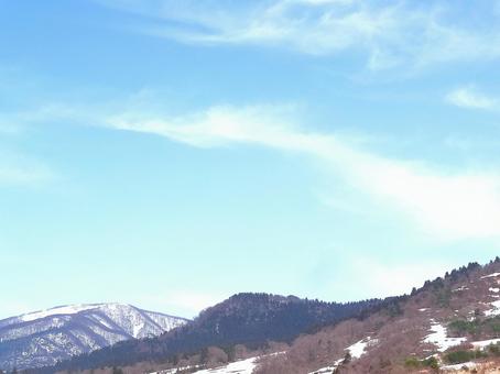 4月の山の風景 4月の山の風景の写真
