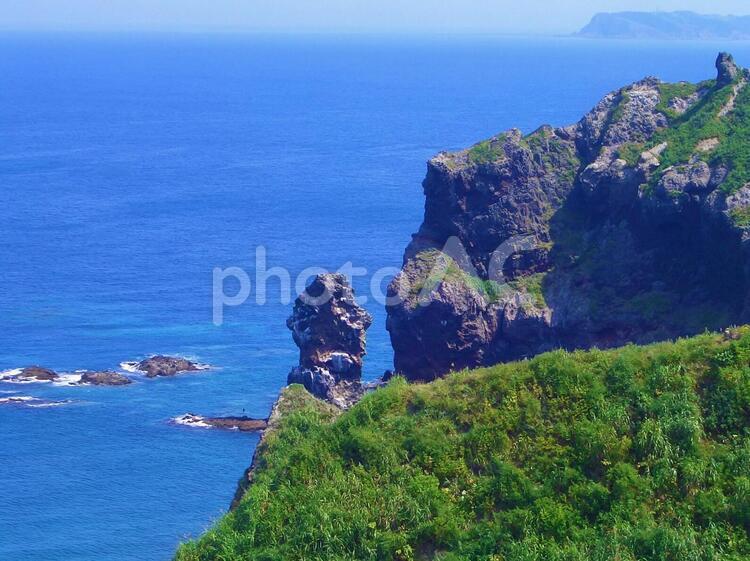 積丹半島とロウソク岩 北海道,積丹半島,積丹ブルーの写真素材