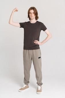 力こぶのポーズをする男性 力こぶのポーズをする男性の写真