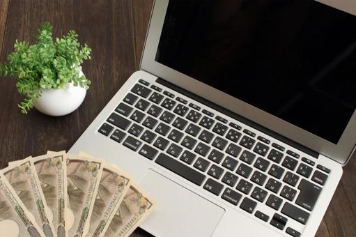 パソコンとお金のイメージ パソコン,ノートパソコン,キーボードの写真素材