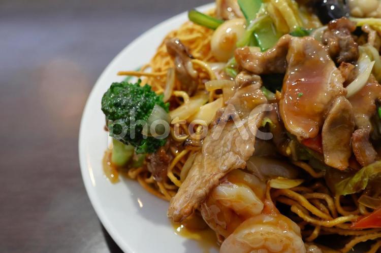 中華料理店のバリかた五目焼きそば 五目焼きそば,具だくさん,豚バラの写真素材