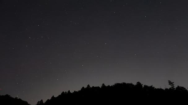 星空に抱かれる山の稜線 星空に抱かれる山の稜線 山々,カシオペア,星空の写真素材