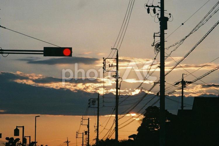 赤信号と夕焼け空 空,電柱,夕焼けの写真素材