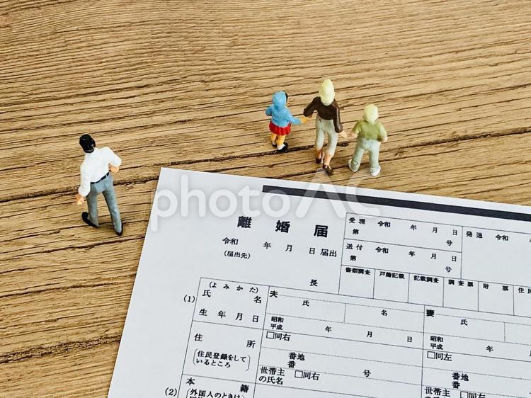 離婚届・子供の親権は母親に 離婚届,離婚,別居の写真素材