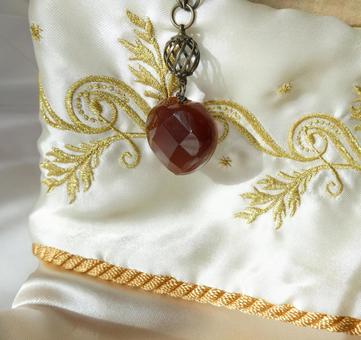 赤いレトロ調ネックレスと金糸刺繍の布 赤いレトロ調ネックレスと金糸刺繍の布 ストーンネックレス,赤,刺繍の写真素材