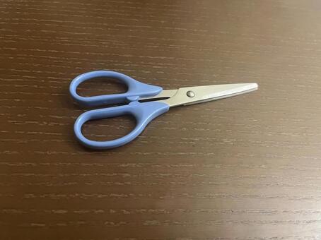 机の上のハサミ ハサミ,文房具,事務用品の写真素材