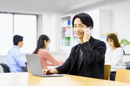 電話するビジネスマン　デスクワーク ビジネスマン,デスクワーク,オフィスの写真素材