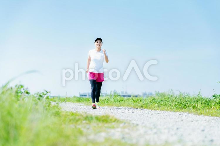 ウォーキングする若い女性 ウォーキング,ダイエット,笑顔の写真素材