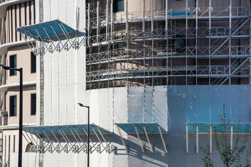 外壁工事の足場と落下防止用のあさがお 工事現場,防音ネット,あさがおの写真素材