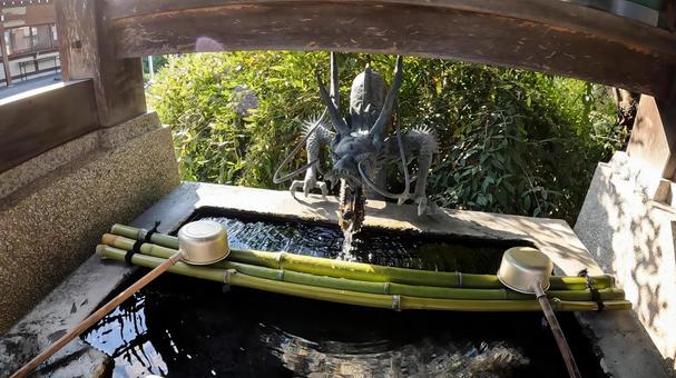 埼玉県行田市行田　 行田八幡神社　手水舎 埼玉,行田市行田,行田八幡神社の写真素材