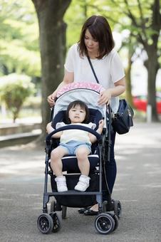 母親 育児  母親 育児  女性,人物,日本人の写真素材