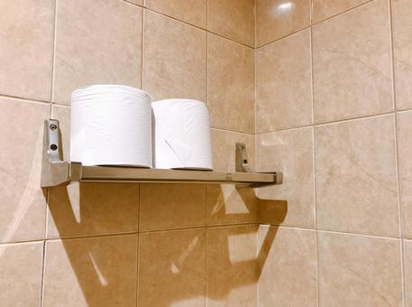トイレットペーパー トイレットペーパー トイレットペーパー,棚,インテリアの写真素材