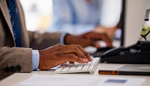 パソコンを打つ日本人サラリーマンの手 パソコンを打つ日本人サラリーマンの手の写真