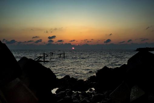 <素材>夕暮れの海辺とテトラポッドの景色 <素材>夕暮れの海辺とテトラポッドの景色の写真