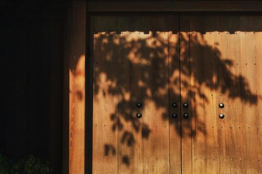 影が揺れる木目の扉 木,戸,扉の写真素材