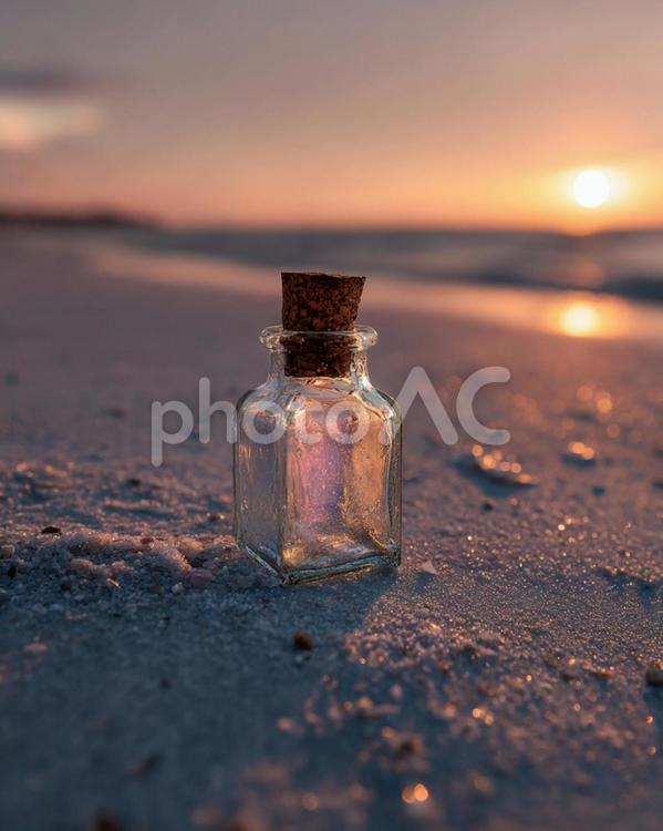 光り輝く水辺：夕日に照らされるボトル 瓶,ガラス瓶,ボトルの写真素材